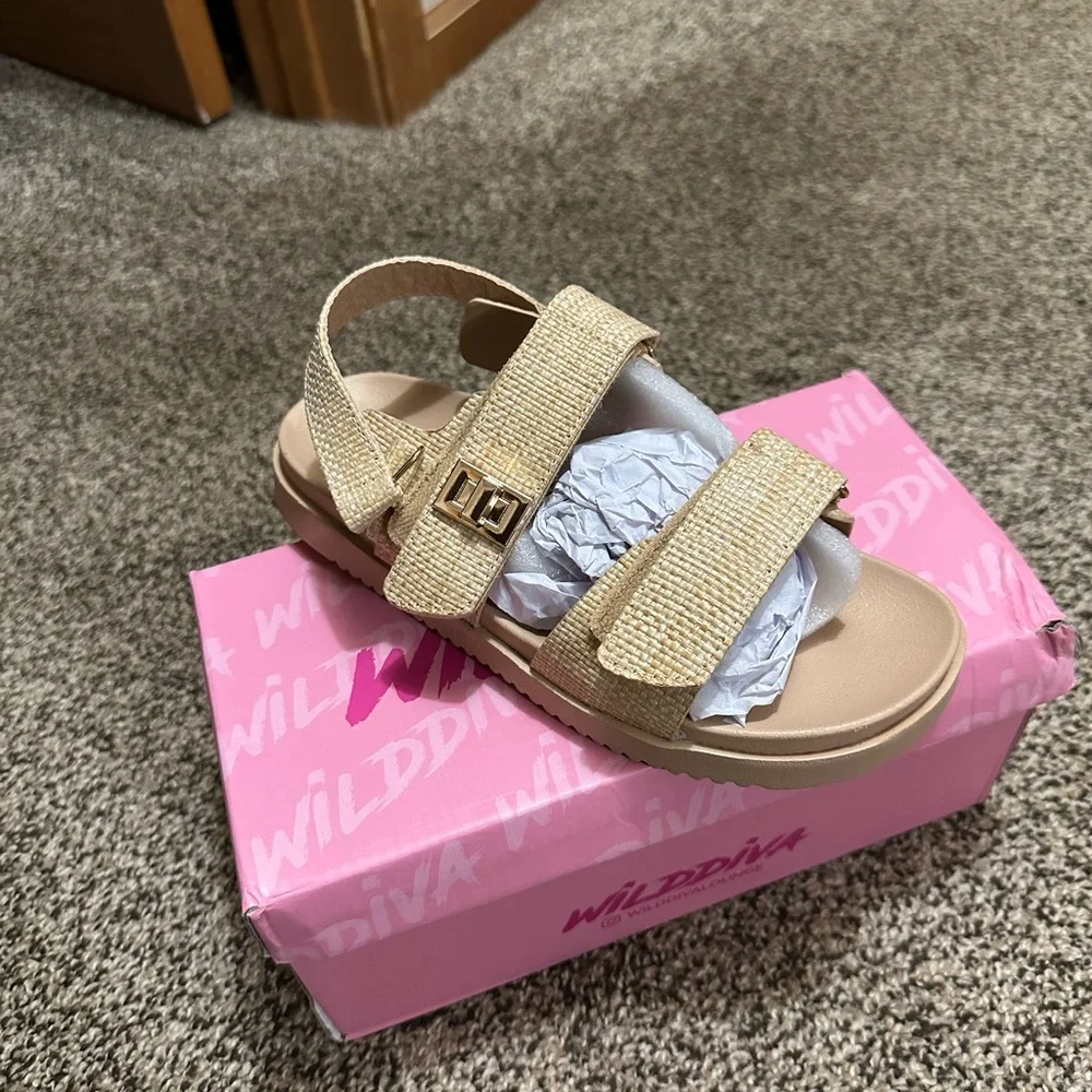 Brand New size 6 from fashion Nova color is a lil bit dark then the pic